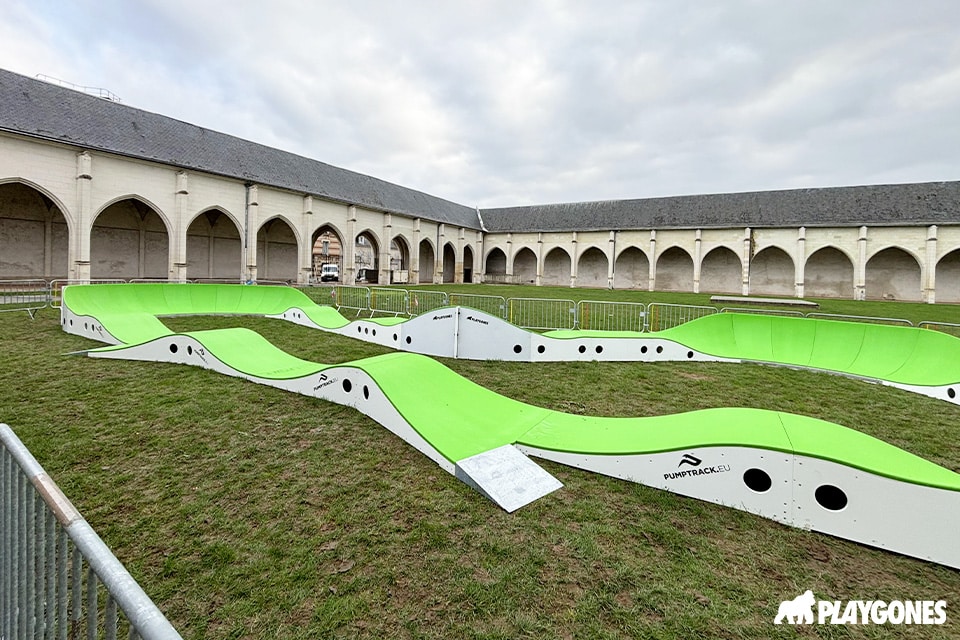 La première pumptrack modulaire en PEHD (polyéthylène haute densité) Playgones en France vient d'être inaugurée dans un lieu historique emblématique : le Campo Santo à Orléans.